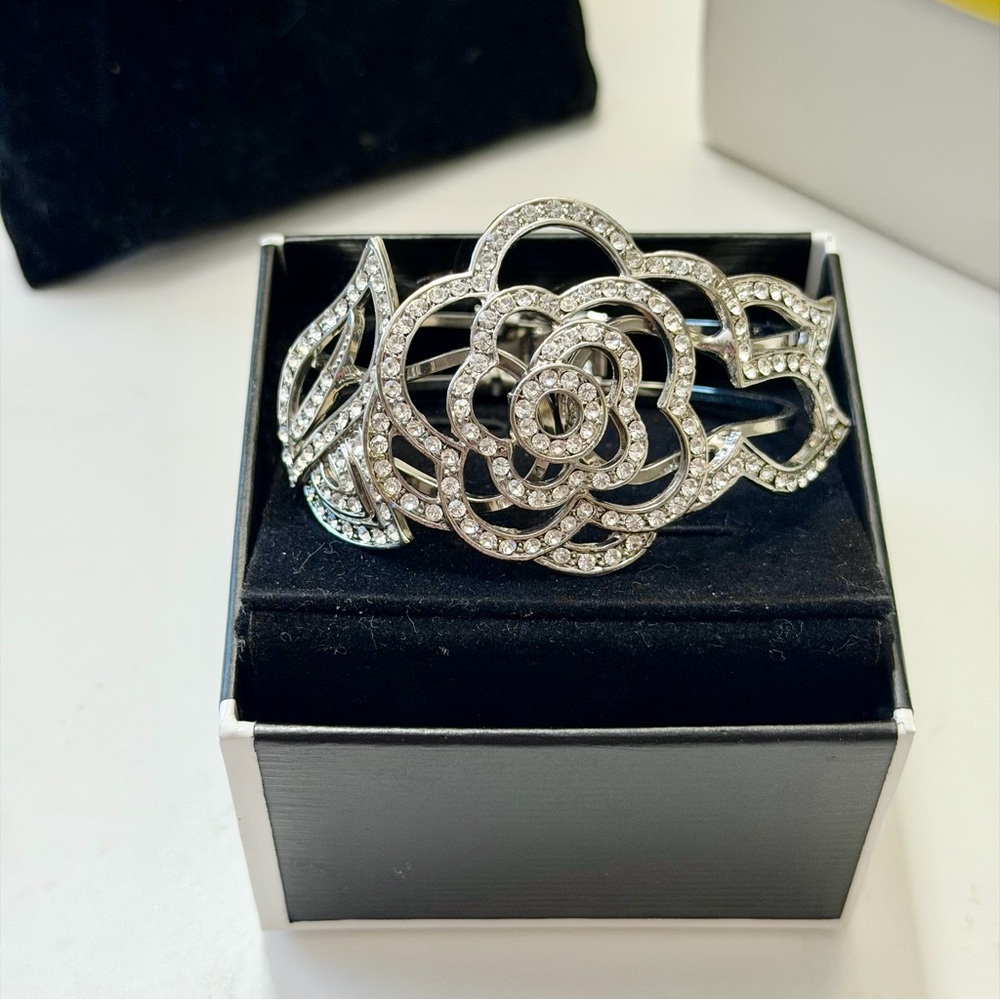 🤩 Elegant Camellia Crystal Bracelet In Silver